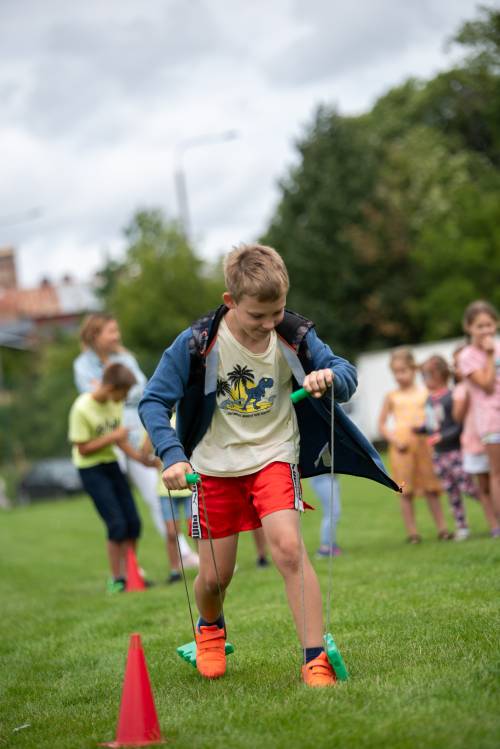 Festyn miejski przy CKiS w Pruszczu Gdańskim. Dzieci podczas zabawy. Gry sprawnościowe.